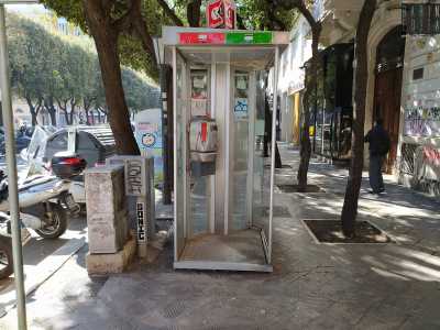 Ma altri sono ancora inseriti all�interno di vere e proprie cabine, aperte per� da un lato (quelle antiche invece si chiudevano completamente con porte a ventola tipo saloon)